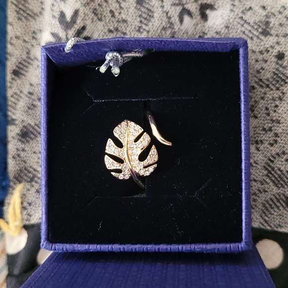 Swarovski Tropical Leaf Open Ring - Picture 2 of 5